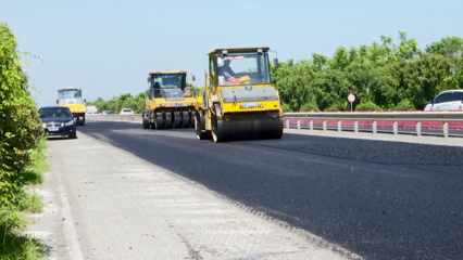 頭頂烈日 公路人用汗水鋪就坦途