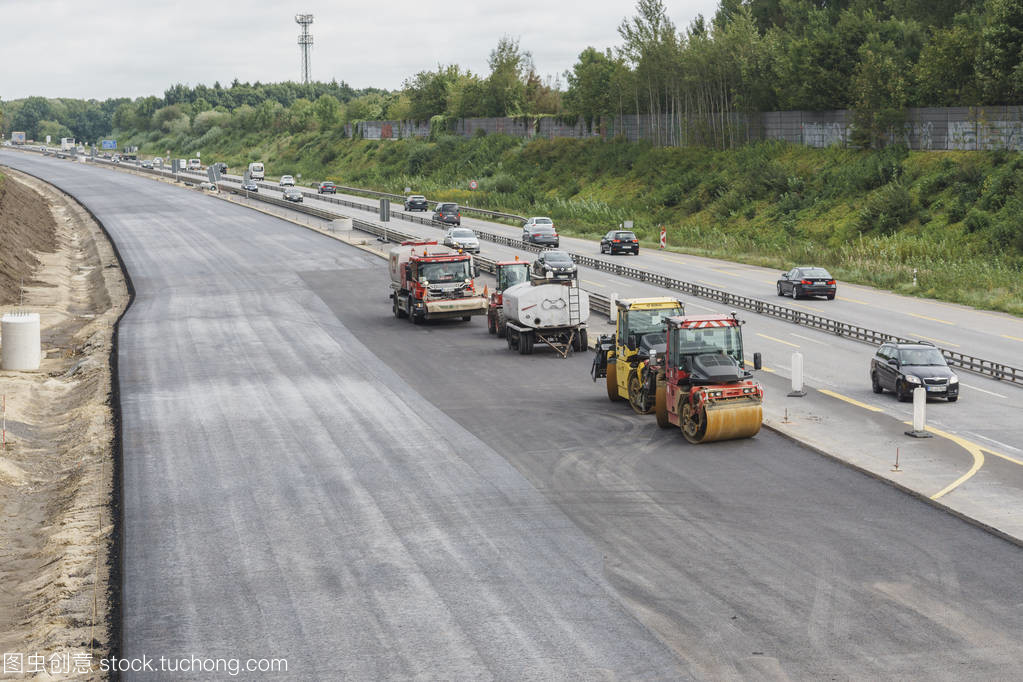 Quickborn,德國(guó)-9 月 11 日: a7 公路筑路工程與輥壓實(shí)機(jī)機(jī)