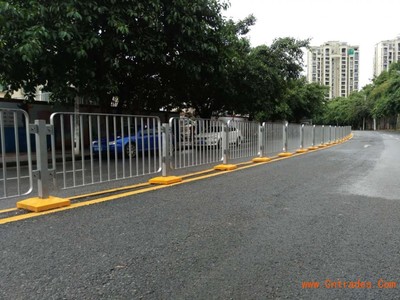 城鎮(zhèn)公路護欄有什么作用?可以用在路邊草坪嗎?